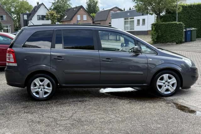 Opel Zafira (2011) thumbnail 6