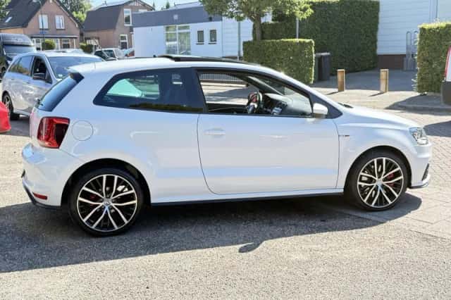 Volkswagen Polo (2015) thumbnail 6