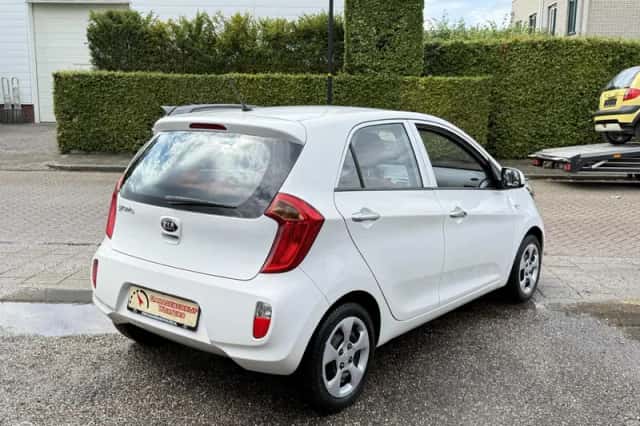Kia Picanto (2014) thumbnail 5