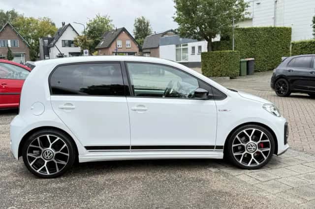Volkswagen Up! (2018) thumbnail 6