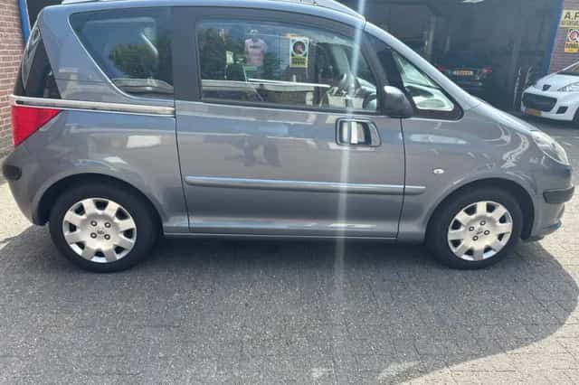 Peugeot 1007 (2008) thumbnail 3