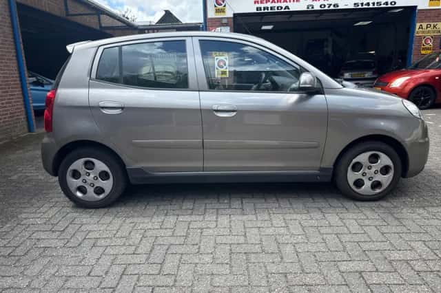 Kia Picanto (2010) thumbnail 3