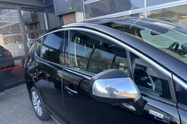 Peugeot 3008 (2016) thumbnail 3