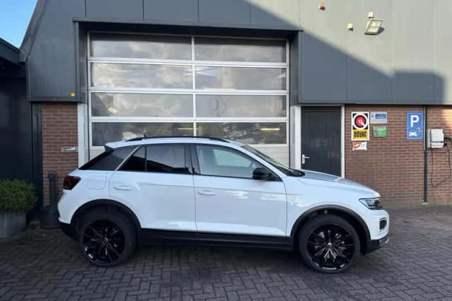 Volkswagen T-Roc (2021) thumbnail 2