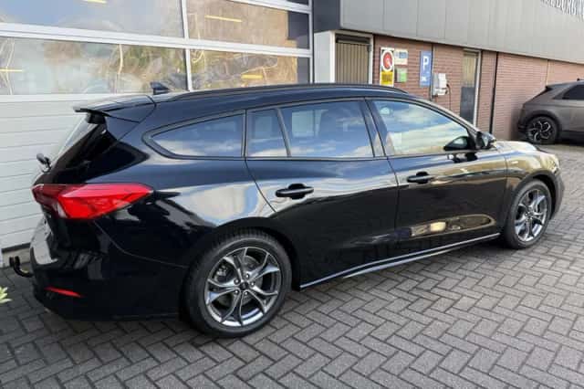 Ford Focus (2022) thumbnail 2