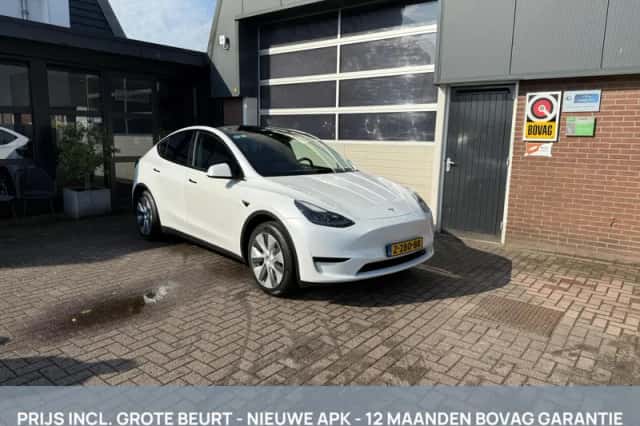 Tesla Model Y (2024) thumbnail 1