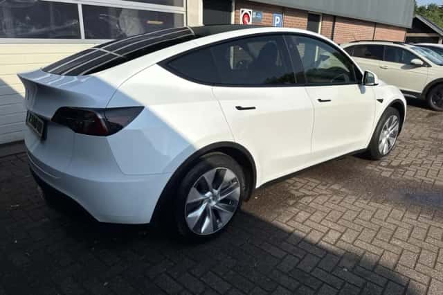 Tesla Model Y (2024) thumbnail 2