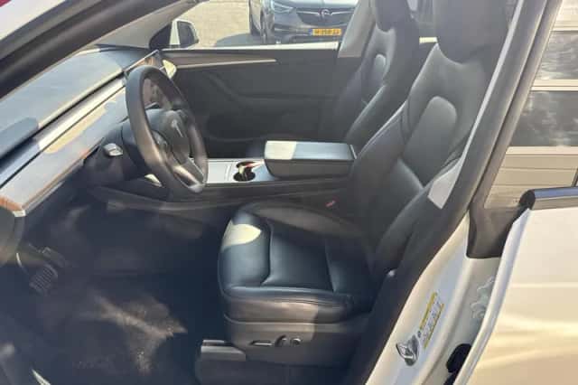 Tesla Model Y (2024) thumbnail 3