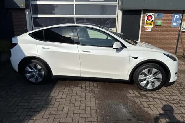 Tesla Model Y (2024) thumbnail 5