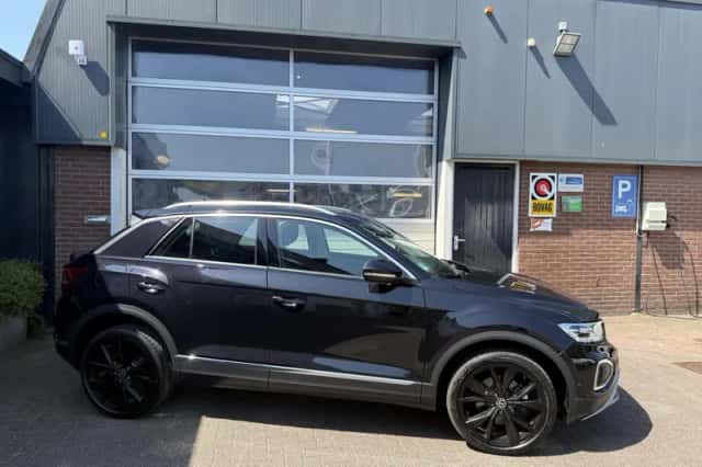 Volkswagen T-Roc (2023) thumbnail 4