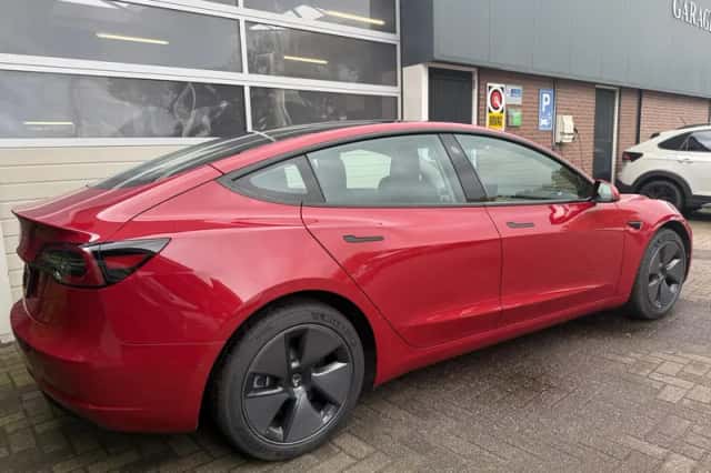 Tesla Model 3 (2022) thumbnail 2