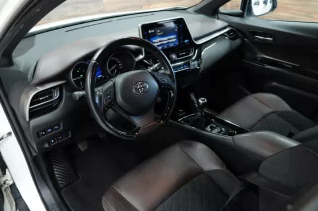 Toyota C-HR (2017) thumbnail 2