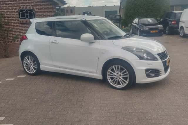 Suzuki Swift (2012) thumbnail 3