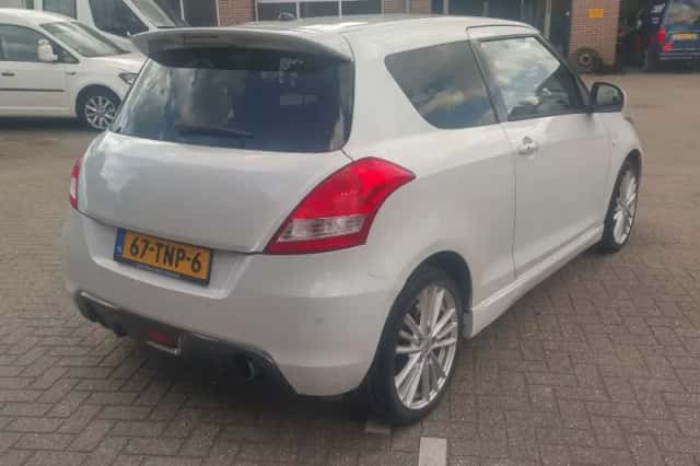 Suzuki Swift (2012) thumbnail 4