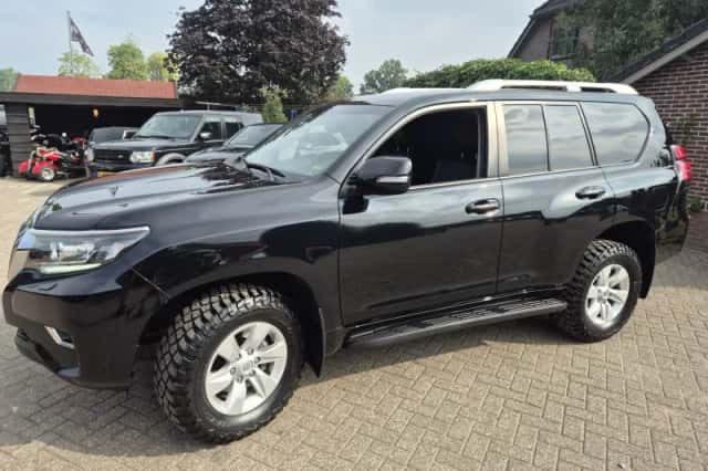 Toyota Land Cruiser (2021) thumbnail 3