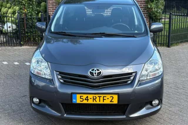 Toyota Verso (2011) thumbnail 2