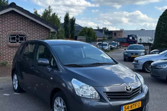 Toyota Verso (2011) thumbnail 3