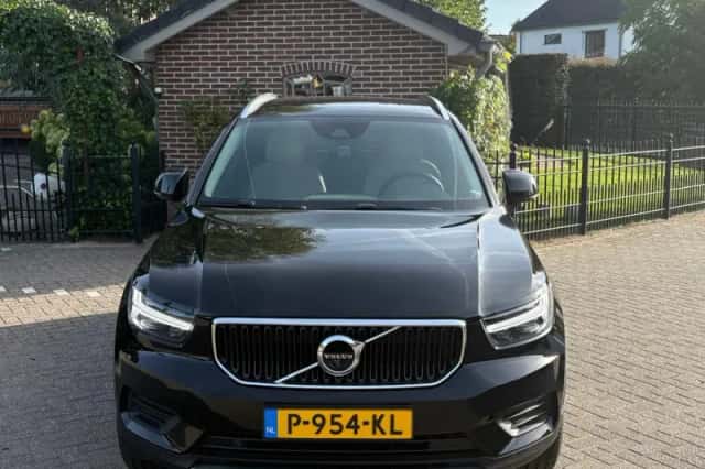 Volvo XC40 (2018) thumbnail 2
