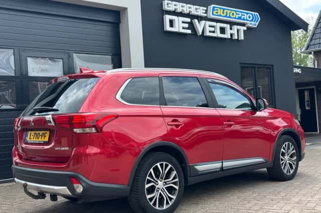 Mitsubishi Outlander (2018) thumbnail 3