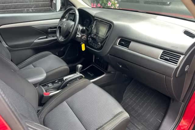 Mitsubishi Outlander (2018) thumbnail 5