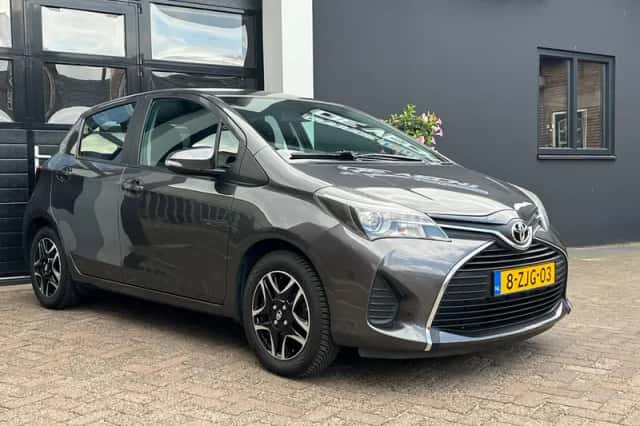 Toyota Yaris (2015) thumbnail 2