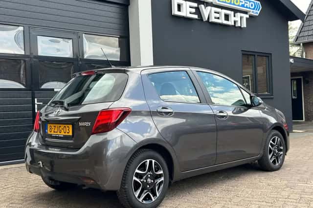 Toyota Yaris (2015) thumbnail 3