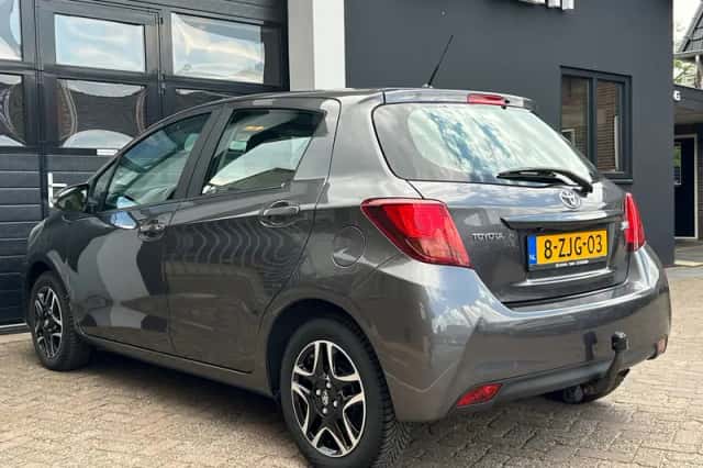 Toyota Yaris (2015) thumbnail 4