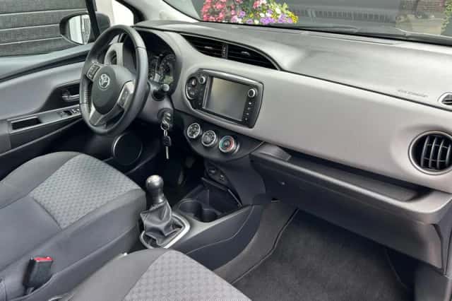 Toyota Yaris (2015) thumbnail 5