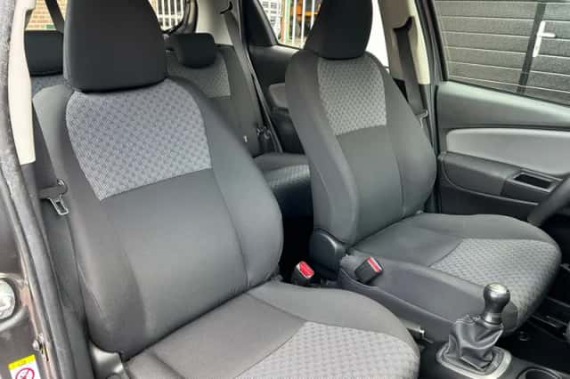 Toyota Yaris (2015) thumbnail 6