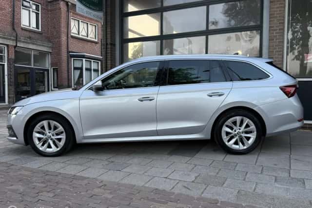 Škoda Octavia (2021) thumbnail 3