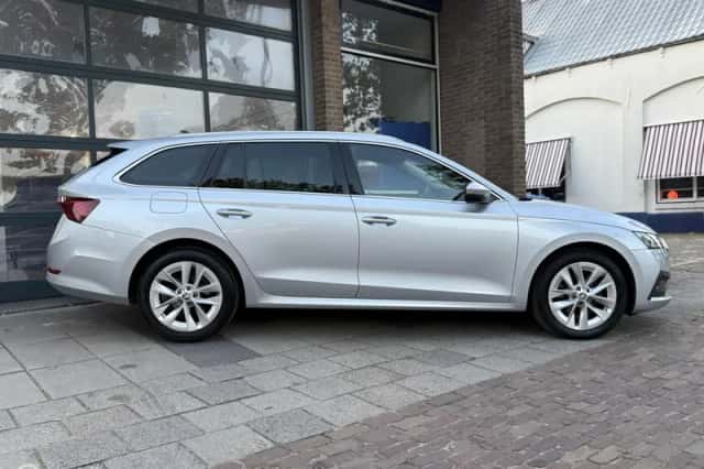 Škoda Octavia (2021) thumbnail 4