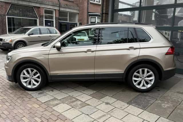 Volkswagen Tiguan (2017) thumbnail 2