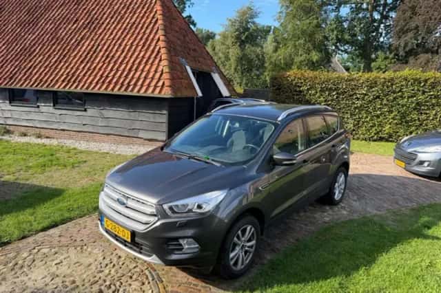 Ford Kuga (2019) thumbnail 4