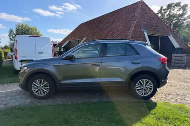 Volkswagen T-Roc (2019) thumbnail 2