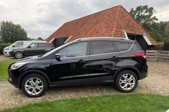 Ford Kuga (2016) thumbnail 2