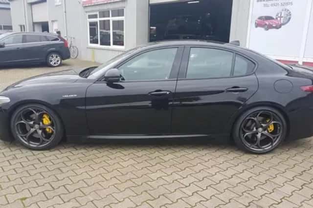 Alfa Romeo Giulia (2017) thumbnail 2