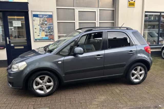 Suzuki SX4 (2010) thumbnail 2