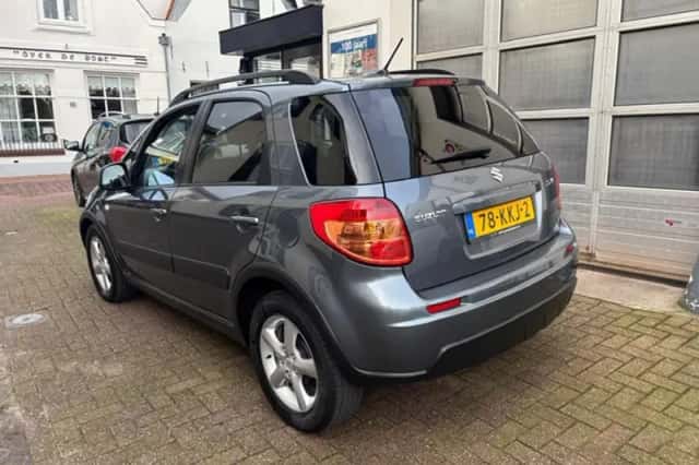 Suzuki SX4 (2010) thumbnail 3
