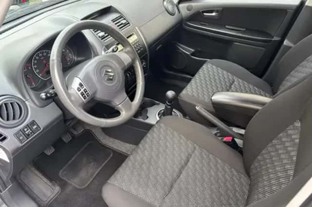 Suzuki SX4 (2010) thumbnail 4
