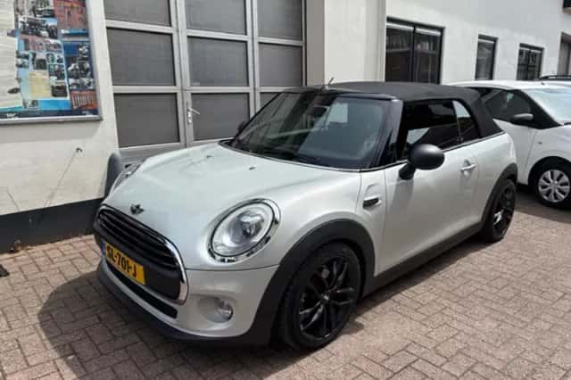 MINI Cabrio (2018) thumbnail 2