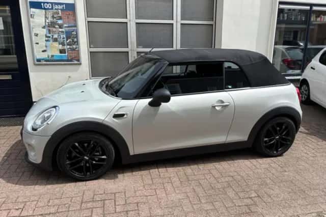 MINI Cabrio (2018) thumbnail 3