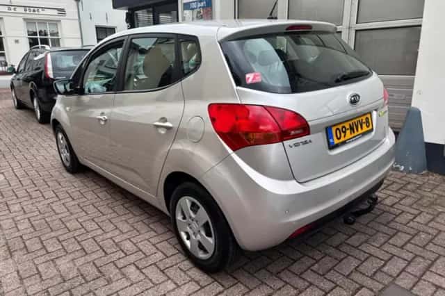 Kia Venga (2010) thumbnail 4