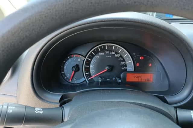 Nissan Micra (2011) thumbnail 4