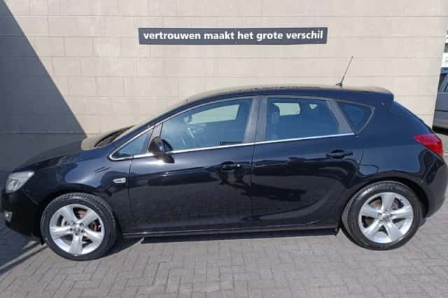 Opel Astra (2011) thumbnail 1