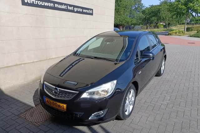 Opel Astra (2011) thumbnail 2