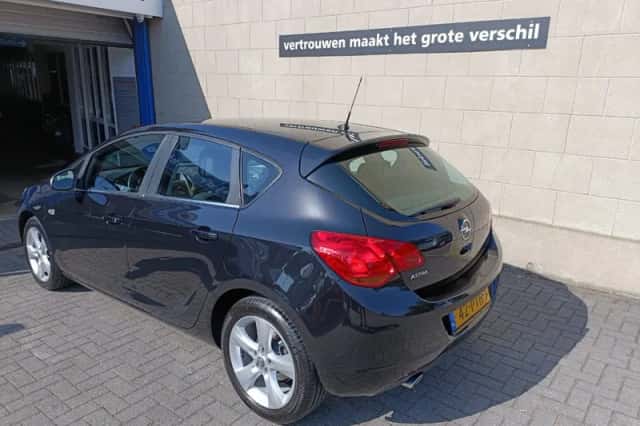 Opel Astra (2011) thumbnail 3