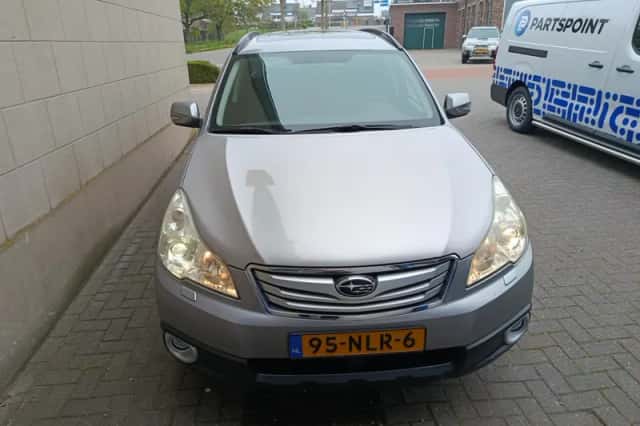 Subaru Legacy (2010) thumbnail 2