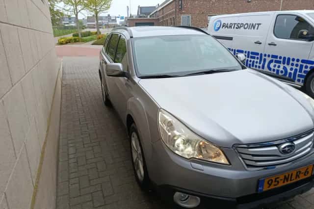Subaru Legacy (2010) thumbnail 3