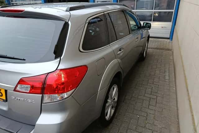 Subaru Legacy (2010) thumbnail 4