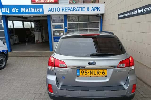 Subaru Legacy (2010) thumbnail 5